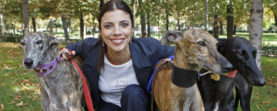 Maribel Verdú en el parque del Retiro, de Madrid, con varios de los galgos de la campaña de protección en la que participa.