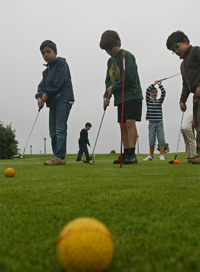 Un grupo de niños siguen las clases en el campo de golf de A Torre.