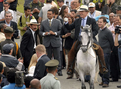 Álvaro Uribe, a caballo, en un club campestre cercano a Medellín en 2007.