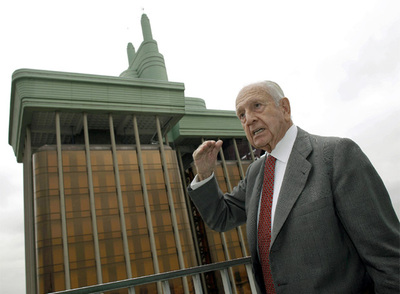 Antonio Lamela, autor tanto de las Torres de Colón originales como de su remodelación, posa frente a su obra.