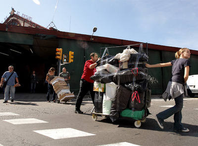 Comerciantes de Sant Antoni trasladando sus productos del viejo mercado a la carpa de la ronda.