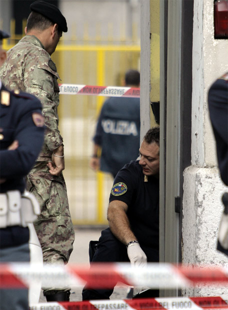 ATENTADO EN UN CUARTEL DE MILÁN