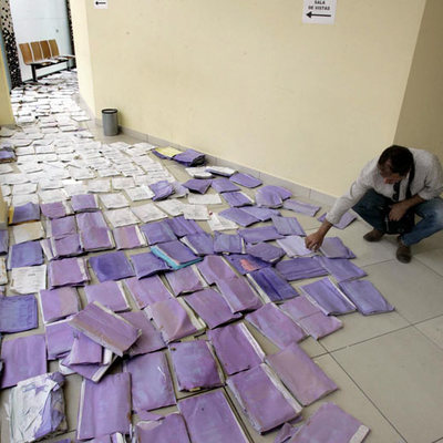 Legajos mojados, puestos a secar en un pasillo de los juzgados de La Vila Joiosa.