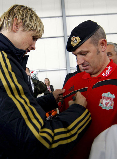Torres firma un autógrafo a un soldado  con la camiseta del Liverpool.