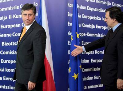 Barroso (derecha) recibe al primer ministro checo, Jan Fischer, en la sede de la Comisión Europea.