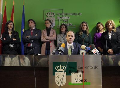 González Panero, arropado por algunos concejales de Boadilla, comunica su dimisión como alcalde del municipio, el pasado febrero.