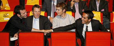 Alberto Contador saluda a Mark Cavendish, a la izquierda, con Lance Armstrong y Andy Schleck en el centro, ayer en la presentación del Tour.