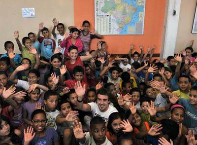 Fernando Alonso juega con los niños de São Paulo