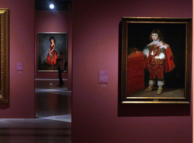 Aspecto de la muestra   Colección Casa de Alba   en el Museo de Bellas Artes de Sevilla. En el centro, el retrato de Zuloaga a la madre de la duquesa.