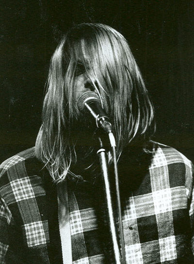  Kurt Cobain, líder del grupo Nirvana durante un concierto 