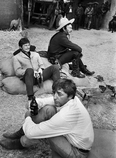 Robert Mitchum, Charles Bronson y Yul Brynner en el rodaje de la película 