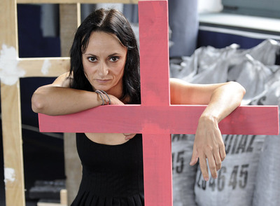 Angélica Liddell, en el teatro de la Laboral de Gijón entre objetos del montaje  de  La casa de la fuerza,    que estrenó ayer.  rnFoto: Paco Paredes