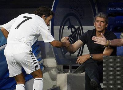 Raúl saluda a Manuel Pellegrini en agosto pasado, durante el Trofeo Bernabéu.