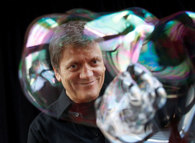 Pep Bou con una de sus pompas a la entrada del Teatro Circo Price, donde presenta su espectáculo  Atmósfera. 