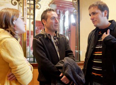 Laia Noguera, Carlos Marzal y Kirmen Uribe (a la derecha) dialogaban ayer antes del recital.