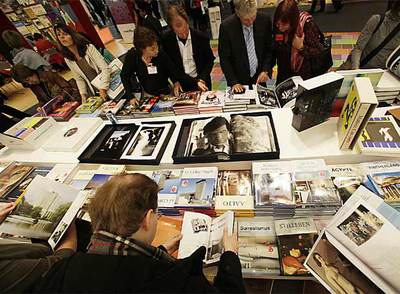 Visitantes hojean libros en la última edición de la Feria de Francfort, que se clausura hoy.