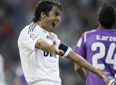 Raúl celebra uno de sus goles al Valladolid.