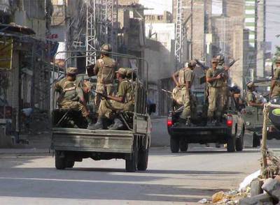 Tropas paquistaníes patrullan la zona fronteriza de Waziristán del Sur con el distrito de Banu.