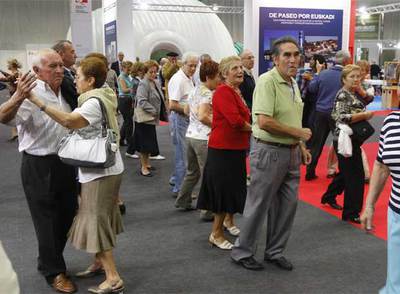 Un grupo de mayores baila en una de las actividades del Salón Nagusi.