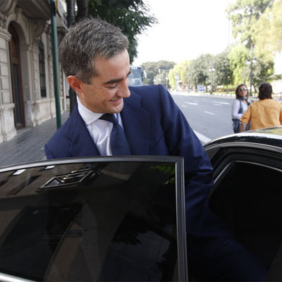 Ricardo Costa entra en su coche oficial, el pasado día 7.