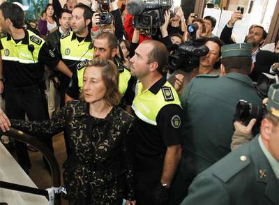 La nueva alcaldesa de Silleda, la concejal tránsfuga del PSdeG, Ofelia Rey, saliendo de la Casa da Cultura escoltada por la Guardia Civil.