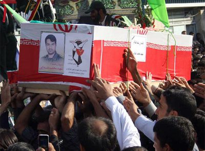 Entierro de uno de los oficiales de la Guardia Revolucionaria muertos en atentado.