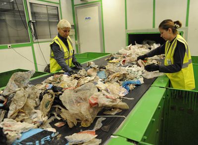 Dos trabajadoras separan los residuos antes de preparar el plástico para reciclar en la planta de Amorebieta (Vizcaya).