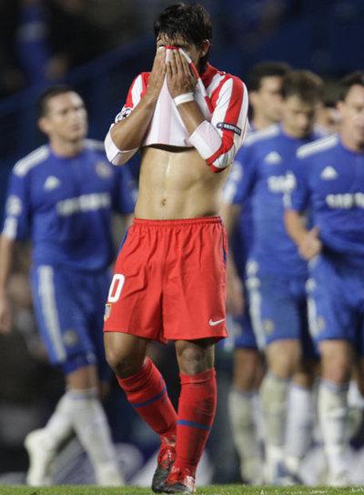 Agüero muestra su pesar por la derrota.