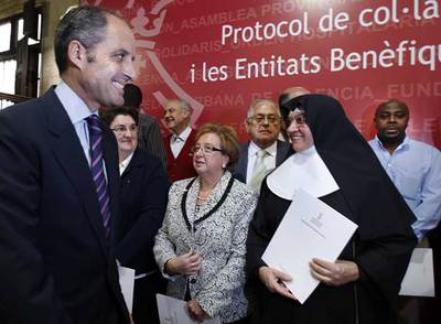 CAMPS BUSCA EL CALOR DE LOS QUE AYUDAN A LOS NECESITADOS