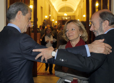 Salgado y Alfredo Pérez Rubalcaba, con el diputado del PP Juan Costa, ayer en el Congreso.