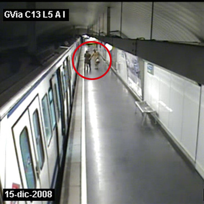 ARROJADA A LAS VÍAS