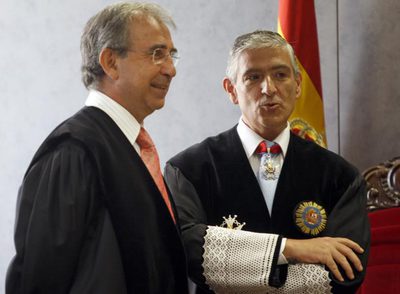 Manuel Díaz de Rábago y el actual presidente del Tribunal Superior, Fernando Ruiz Piñeiro, dialogan en la sede judicial.