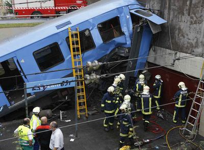 Los bomberos trabajan el día del accidente mortal de la unidad de Euskotren en Lezama.