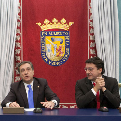 Xabier Agirre (a la izquierda) y Patxi Lazcoz, en el acto celebrado ayer en el Ayuntamiento de Vitoria.