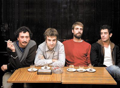  Arriba, la banda catalana revelación de 2009 Manel (Guillem Gisbert, su cantante, es el segundo por la derecha).