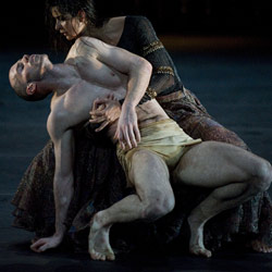 Escena de  O Domine Nostra  (2008), coreografía de Nacho Duato, de gira por América y Europa con la Compañía Nacional de Danza.