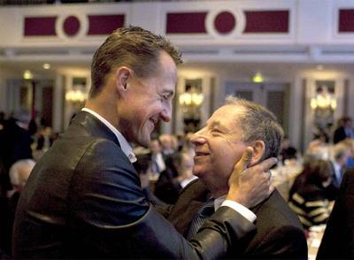 Michael Schumacher felicita  a Jean Todt.