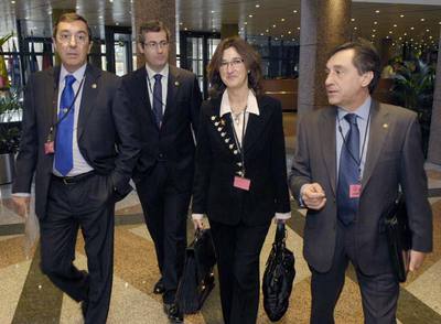 Los tres diputados generales y la ex  vicelehendakari  Idoia Zenarruzabeitia, en la sede del Tribunal de la UE, en febrero de 2008.