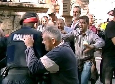 Los payeses se enfrentan a los Mossos en Reus.