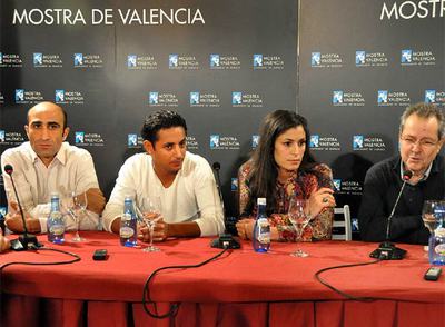 El director de  Harragas , Merzac Allouache (a la derecha), con tres de los actores, Samir El Hakim, Nabil Asli y Lamia Boussekine.