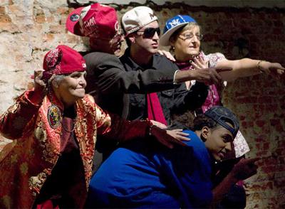 Un grupo de vecinos representa  Corte Arganzuela  en el Matadero de Legazpi.