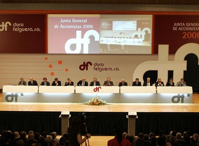 Los expertos piensan que los accionistas deben intervenir más en las juntas para mejorar el gobierno corporativo.