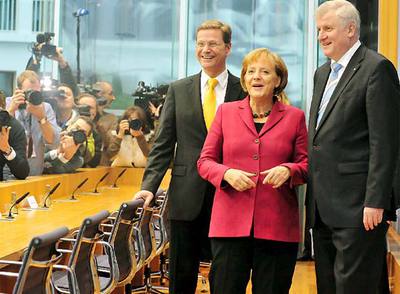 MERKEL ANUNCIA UN RECORTE DE IMPUESTOS DE 24.000 MILLONES