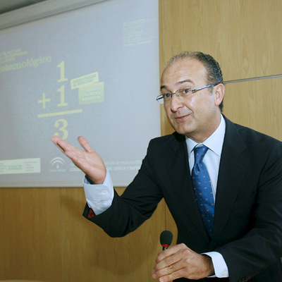 El consejero Martín Soler, ayer en Granada.