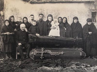 Fotografía  post mortem  del primer tercio del siglo XX, de autor desconocido, hallada en un archivo particular de Santiago.