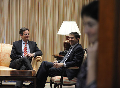 Antonio Basagoiti (a la izquierda) y el   lehendakari   posan antes de comenzar su entrevista en la sede de la Lehendakaritza en Vitoria.