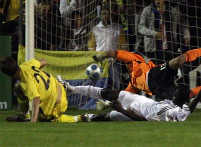 Borja consigue el primer gol del Alcorcón pese al cruce de Diarra y la estirada de Dudek.
