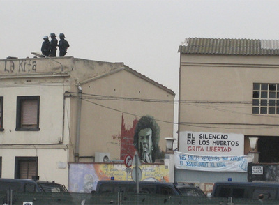 Los Mossos desalojan las viejas oficinas de Fecsa en El Prat