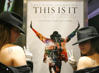 FOTOGALERIA: Seguidoras de Michael Jackson en Madrid antes del estreno de 'This is it'