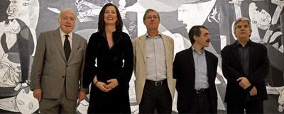 De izquierda a derecha, Eduardo Arroyo, Marina Saura, Félix de Azúa, Borja-Villel y Antonio Ramírez ante el  Guernica. 